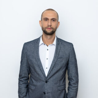 Ich bin ausgebildeter Fachinformatiker für Systemintegration und habe mein Studium der Wirtschaftsinformatik (B.Sc.) als auch das berufsgleitende Studium im Fachbereich IT-Management (M.Sc.) mit überdurchschnittlichem Erfolg abgeschlossen. Während meiner beruflichen Laufbahn konnte ich vielfältige Erfahrungen bei der Mitarbeit in nationalen- und internationalen SAP Projekten sammeln. Eine breit gefächerte, technische sowie fachliche Expertise im SAP-Umfeld ermöglicht es mir, Sie zielgerichtet bei der Analyse, Implementierung und Optimierung von IT-Architekturen zu beraten.