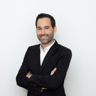 Ich bin studierter Wirtschaftsinformatiker (B.Sc.) und habe meine 16-jährige Berufslaufbahn mit der Integration von SAP-Backend-Systemen in eigenentwickelte Webanwendungen begonnen. Über die Rolle des Application Managers konnte ich tiefgehende fachliche und technische Kenntnisse im Bereich SAP CRM und auch SAP ERP sammeln. Projekte im Umfeld der SAP Sales/Service Cloud und der SAP Cloud Platform Integration haben diese entsprechend erweitert und ermöglichen mir, Sie zielgerichtet bei der Analyse, Entwicklung und Optimierung von SAP-Architekturen zu beraten. In den letzten Jahren war ich dann hauptsächlich im S/4 Service-Umfeld tätig.